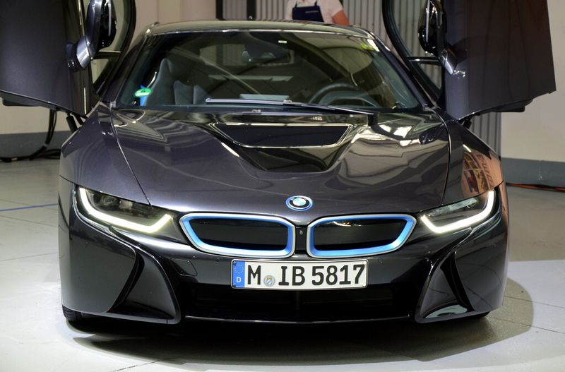 Der BMW i8 ist ein Sportwagen mit Plug-in-Hybridantrieb... (Bild: Stefanie Michel)