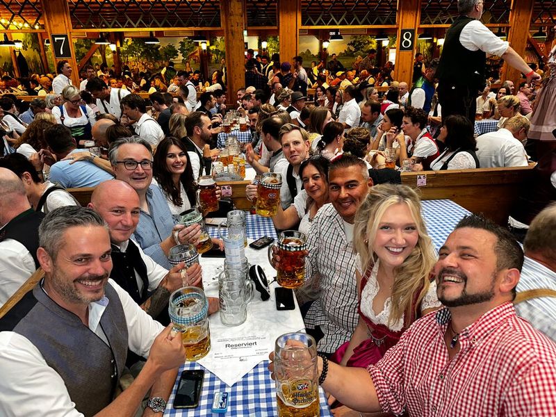 (v. l.) Christian Bedel (MRM), Sascha Kaeding (it Works), Jörn Koch (VIPRE), Isa, Marvin Werblow (It Works), Tamara Müller und Bülent Ural (MRM), Sophia Kos (IT-BUSINESS) und Heinrich Mekker (MRM) (Bild: Vogel IT-Medien GmbH)