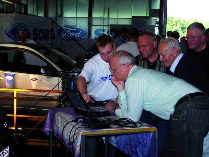 Originelle Events: Auf dem Werkstattfest demonstrierten die Servicemitarbeiter moderne Reparaturmethoden. (Archiv: Vogel Business Media)