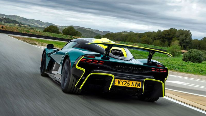 Der V8-Twin-Turbo allein leistet 828 PS und erhält Unterstützung von drei E-Maschinen mit zusammen 251 PS. Macht in Summe 1.079 PS. (Bild: Photog Max Earey)