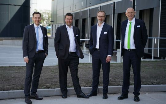 (S.Betz, Felix Zilling und Christoph Telker von Deutsche Logistik Holding sowie Bodo Hollung, Geschäftsführer von LIP Invest. (v.l.n.r.). Bild: LIP Invest)