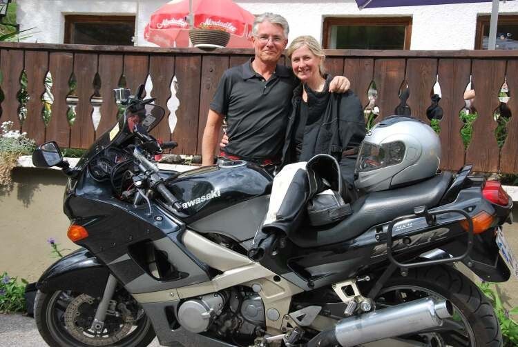 Heißes Team: Achim und Barbara Heisler (A-H-S Computer) kamen aus Düsseldorf auf Kawasaki ZZR 600. (Foto: Stephan Maderner)