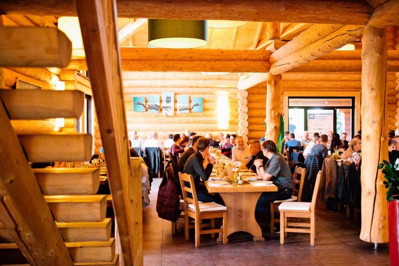Essen im brasilianischen Steakhaus „Rodizio Baumhaus“. (Synaxon)