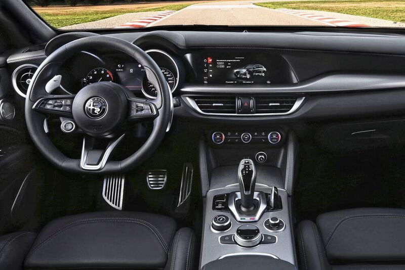 Auch der Alfa Romeo Stelvio hat nun digitale Anzeigen mit Touch- und Wisch-Gesten-Funktion. (Alfa Romeo)