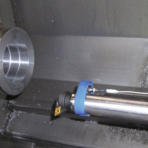 Bild 1: Bei der gedämpften Bohrstange misst der während der Erprobung angebrachte Beschleunigungssensor die im Prozess auftretenden Schwingungen.