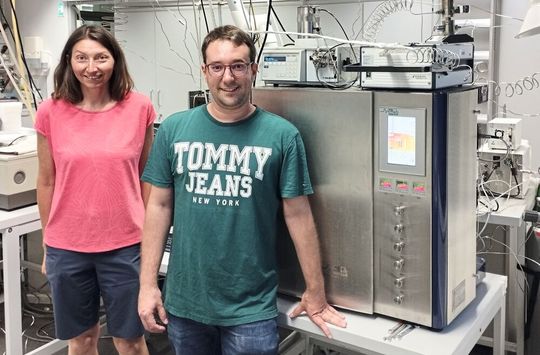 Karin Föttinger und Gernot Pacholik vor der Apparatur für die Katalysatortests in der CO2-Hydrierung Karin Föttinger und Gernot Pacholik vor der Apparatur für die Katalysatortests in der CO2-Hydrierung