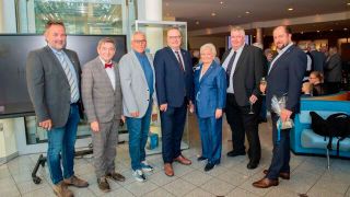 Obermeisterin Dietlinde Stüben-Endres freute sich über die Ehrengäste der Jubiläumsfeier Vestischen Innung: (v. l.) Kreishandwerksmeister Arnd Neubauer, Bürgermeister Werner Arndt, sein Stellvertreter Werner Kemper, Landrat Bodo Klimpel, der stellvertretende Kreishandwerksmeister Clemens Jepkens und der Hauptgeschäftsführer des Kfz-Landesverbands NRW Marcus Büttner (Bild: Kfz-Innung Recklinghausen und Gelsenkirchen)