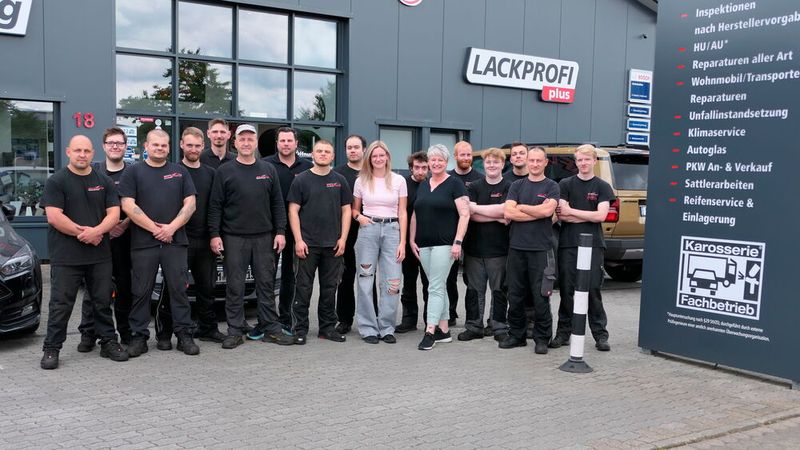 Auch der nächste Betrieb lag in Erfstadt. Dort lernten wir Andreas Röttgen kennen, der in Bezug auf das Kfz-Gewerbe so etwas wie ein Quereinsteiger ist. Er startete seine berufliche Laufbahn nämlich mit der Ausbildung zum Industriemechaniker. Doch schon während der Ausbildung wurde ihm eröffnet, dass sein Betrieb ihm keine berufliche Perspektive bieten konnte. Gleichzeitig startete sein Vater im Nebengewerbe in seiner Garage mit der Reparatur von Fahrzeugen. Andreas Röttgen schmiss seine Ausbildung, um – gegen den Willen seiner Eltern – bei der Kfz-Reparatur einzusteigen. Sechs Jahre später absolvierte er dann aber doch noch die Kfz-Mechatroniker-Ausbildung im heimischen Betrieb.  (Bild: Wenz - VCG)