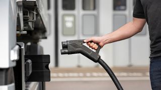 Andere Flotten im eigenen Depot laden lassen: Mit dieser Idee will der Bundesverband Güterkraftverkehr Logistik und Entsorgung ein Ladenetzwerk für E-Lkw etablieren. (Bild: Daimler Truck)
