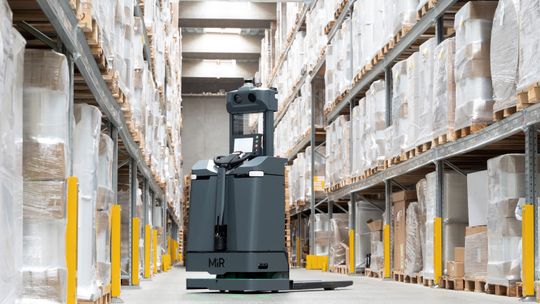 Advancements in MiR’s flexible, safe and cost-effective AMRs, including the new MiR1200 Pallet Jack, include new AI capabilities to help improve efficiencies and deliver faster. (Bild:  MiR)