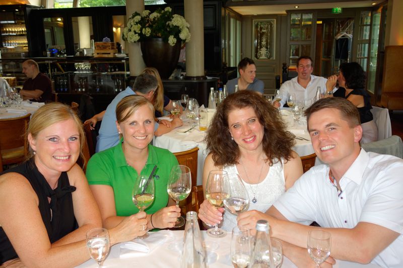 Ein Prost auf einen tollen Abend (v. l.) Manuela Lazar, ALSO, Veronika Steinberger, Ingram Micro, Maria Fritz, Western Digital, und Peter Podmaniczky, Ingram Micro. (Bild: IT-BUSINESS)