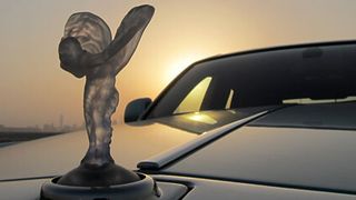 Sie gehört zu den berühmtesten Frauen der Welt, doch die meisten kennen sie nur unter Ihrem Kosenamen: „Emily“. Der „Spirit of Ecstasy“ symbolisiert äußersten automobilen Luxus. (Foto: Rolls Royce)