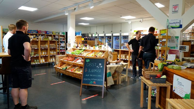 Wahrscheinlich einzigartig ist die Kombination aus Kfz-Betrieb und Dorfladen. Seit 2020 können die Winterbacher nun Lebensmittel und andere Produkte des täglichen Bedarfs wieder im eigenen Ort kaufen. Der Laden hat jeden Tag geöffnet und bringt so Leben und Laufkundschaft in das Gelände von Automobilservice Lenhart. Von Anfang an war geplant, dass ein befreundeter Unternehmer mit seiner Schreinerei in den ehemaligen Landhandel mit einzieht. Und dann kam noch die Gemeinde auf die neuen Eigentümer zu und fragte, ob es hier nicht auch Platz für den Dorfladen gebe, den ein Verein betreibt. Die Lenharts wollten nicht nur einfach eine Kfz-Werkstatt einrichten, sondern den Komplex wieder zum lebendigen Mittelpunkt des Dorfes machen – der Dorfladen passt hier natürlich perfekt in das Konzept.  (Bild: Schreiner – VCG)