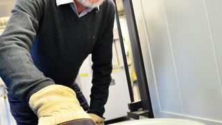 Prof. Dr. Jürgen Peterseim von der FH Münster hält ein Messer in den Dampf von siedendem Flüssigstickstoff. Er und sein Team wollten erforschen, unter welchen Umständen die Tiefstkühlung von Stahl das Material härter und langlebiger machen kann. (FH Münster)