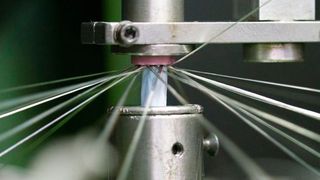 Beim Flechten werden dünne Drähte aus Kupfer oder verzinntem Kupfer um die Adern geflochten. Das macht die Leitungen immun gegen elektromagnetische Interferenzen.  (Lapp)