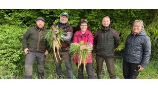 Einsatz für den Naturschutz: Bei einer We-Care-Aktion durchkämmten Mitarbeitende in Oberkochen rund 16 Hektar Wiesenfläche, um Rehkitze zu retten und so einen wichtigen Beitrag zum Artenschutz zu leisten. (Bild: Leitz/Boehlerit/Bilz)