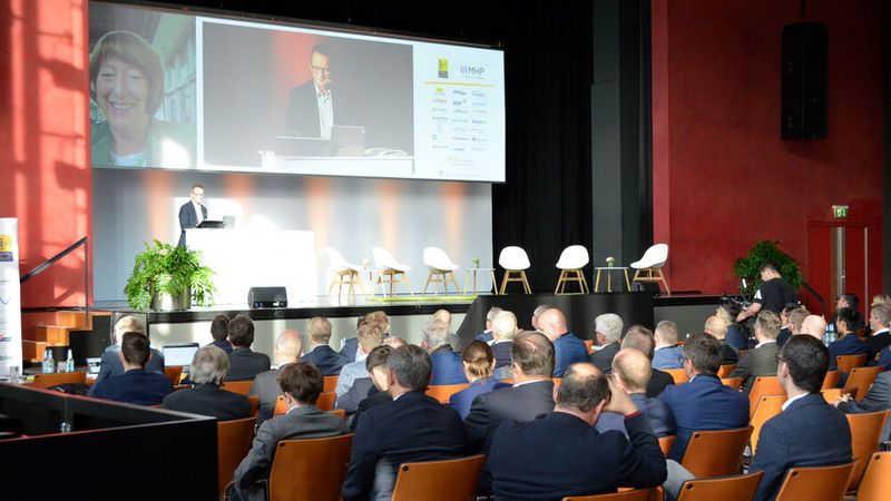 VDA-Präsidentin Hildegard Müller war dem IfA-Branchengipfel online zugeschaltet: „Wir müssen runter mit den Steuern, Abgaben, Umlagen – wir brauchen echte Entlastung und nicht jeden Tag neue Vorschläge.“ (Bild: Rehberg / VCG)