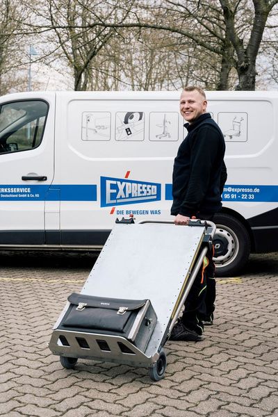 Die Sackkarre bleibt zukunftsfähig. Ein faltbares Hebe-Senk-System mit Werkbank- und Sackkarrenfunktion. Das bietet der neue Mobibench von Expresso. (Bild: Expresso)
