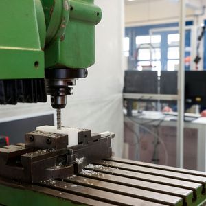 Geometrische Features eines Bauteils können mit Hilfe moderner Industrie-4.0-Paradigmen direkt aus dem CAD heraus gefertigt werden. Das spart zeitaufwändige Programmierarbeit.(Bild:  A. Sell/Smartfactory-KL)