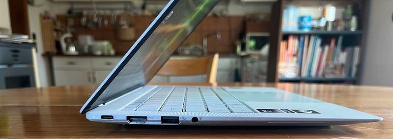 Auf der linken Seite des Notebooks sitzen einer der beiden Thunderbolt-4-Ports, der HDMI-Ausgang, eine USB-Typ-A-Anschluss und die Audiobuchse. (Bild: Vogel IT-Medien)