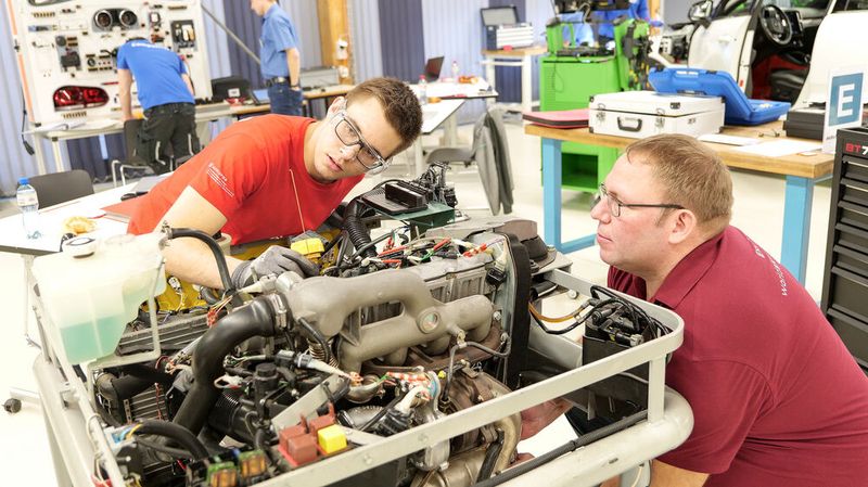 Der spätere Sieger, Janik Schumacher aus der Schweiz, beim Kompressionstest. Hier bewertete der deutsche Experte und Bundestrainer, Jörg Stotz. (Bild: Schmidt - VCG)