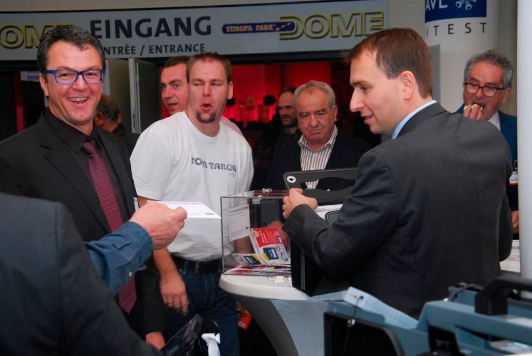 Die Stände der Sponsoren und Aussteller waren in den Pausen gut besucht. (Foto: Wenz)