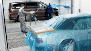 Von der Maskierung bis zum Finish werden die Fahrzeuge im neuen Lackierzentrum von Taunus-Auto seitwärts verschoben. Das erhöht die Effizienz.  (© 2016 Volker Watschounek)