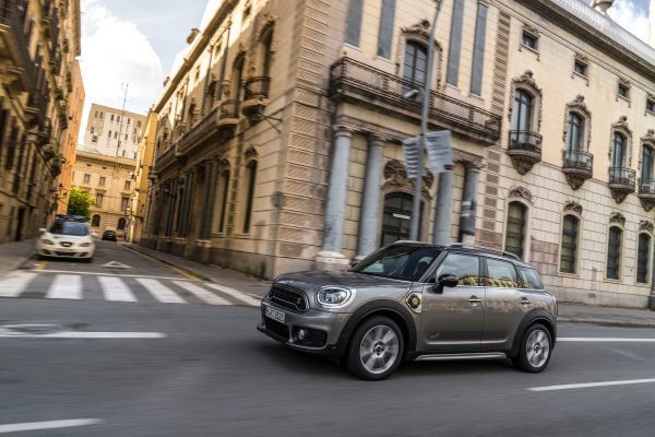 Der MINI Cooper S E Countryman ALL4 ist der erste Mini, bei dem ein Plug-in-Hybrid-Antrieb die Möglichkeit zu rein elektrischer und damit lokal emissionsfreier Mobilität eröffnet. (Mini)