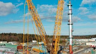 Bild 1: Der Gittermastkran CC6800 aus dem Terex-Werk in Zweibrücken ist mit 1250 t Tragfähigkeit einer der stärksten Krane der Welt. Beim Bau der ersten Metathese-Anlage Europas zur Herstellung von
Propylen musste er einen 350 t schweren sogenannten Deisobutanizer in 85 m Höhe anheben. Bild: Terex (Archiv: Vogel Business Media)