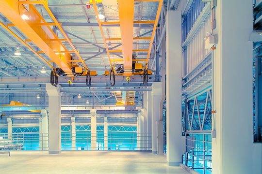 Portalkräne und Förderbänder sind zwei Fokus-Applikationen der Flender-One-Plattform.(Bild:  DifferR - stock.adobe.com)