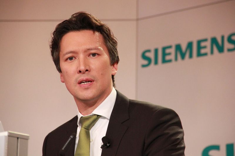 „Durch die wachsende Komplexität und zunehmende IT-Durchdringung der Produktion nimmt auch der Bedarf an Leistungen rund um die Analyse von Daten aus der Fertigung zu“, erläutert Dirk Hoke, CEO der Siemens-Division Customer Services. (Bild: Reinhold Schäfer)