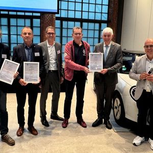 Ehrungen German Craft Skills: Die Sieger-Urkunden werden von den Obermeistern der jeweiligen Kfz-Innungen entgegengenommen und feierlich in den Ausbildungsbetrieben übergeben. V.l.: Thomas Holler (Frankfurt und Main-Taunus-Kreis); Miroslav Ninkovic (Wiesbaden); Joachim Kuhn; Carsten Müller (Oberhessen); Michael Kraft und Thorsten Krämer, Vizepräsident und Landesinnungsmeister Kfz-Landesverband Hessen.(Bild:  Kfz-Gewerbe Hessen)