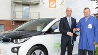 Steffen Brauer (BMW-Niederlassung Leipzig) übergab den i3 an Ralf Niederlohmann von der Handwerkskammer Halle. (Foto: BMW)