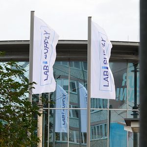 Viel Wind und auch mal schlechtes Wetter ist man im herbstlichen Hamburg ja gewohnt ... 
 
Mehr Infos zu den kommenden LAB-SUPPLY-Messen finden Sie auf www.lab-supply.info (Bild: Stefan Stark)