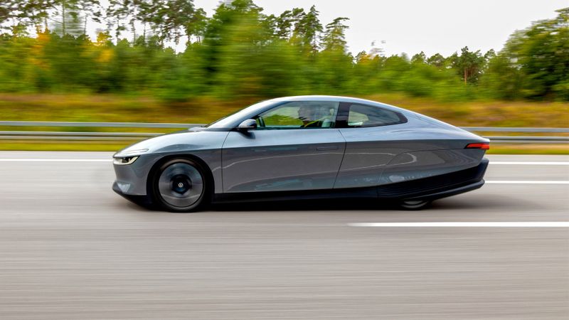 Das seriennahe Konzeptfahrzeug "Mission Efficiency" legte vom 21. bis 24. August 2026 insgesamt 1.278,36 km vom Volkswagen-Entwicklungszentrum in Wolfsburg über Poznań in Polen und Olmütz in Tschechien bis nach Wien zurück.(Bild:  Volkswagen AG)