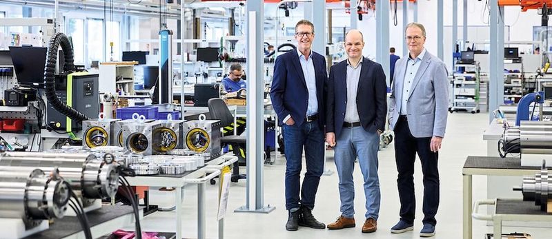 Michael Lösch, geschäftsführender Gesellschafter mit Dr. Jens Falker und dessen Vorgänger Dr. Edgar Verlemann (v.l.).(Bild:  GMN Paul Müller Industrie)