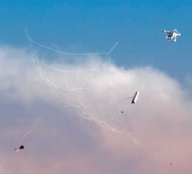 Ein von einer Skywall 100 abgefeuertes Projektil entlädt ein Netz, das gleich die Drohne (rechts einfangen wird. (OpenWorks Engineering)