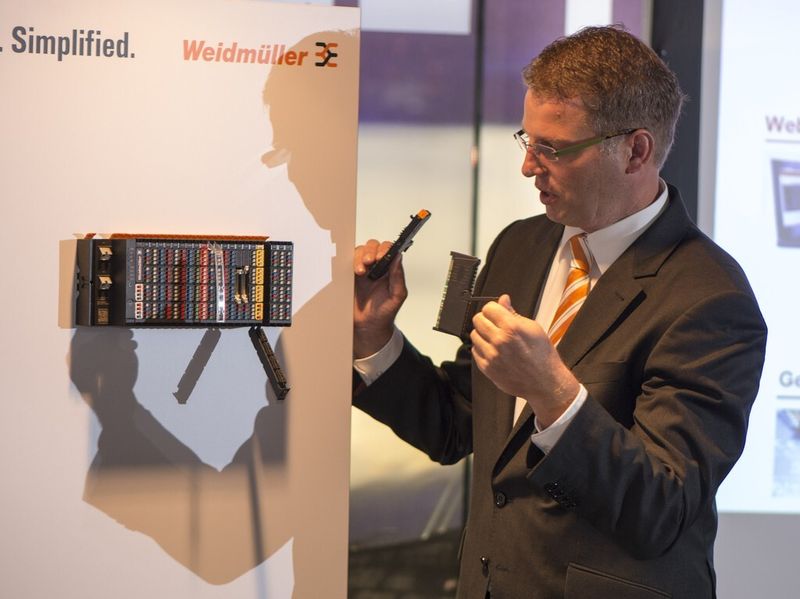 Jörn Dauner demonstriert, wie einfach und modular u-Remote aufgebaut ist:... (Bild: Hangen)