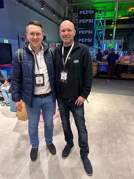 Martin Balbier (l., TD Synnex) kam extra aus dem Süden, um Patric Wienen (Office Partner)  zu sehen. (Bild: Vogel IT-Medien GmbH)