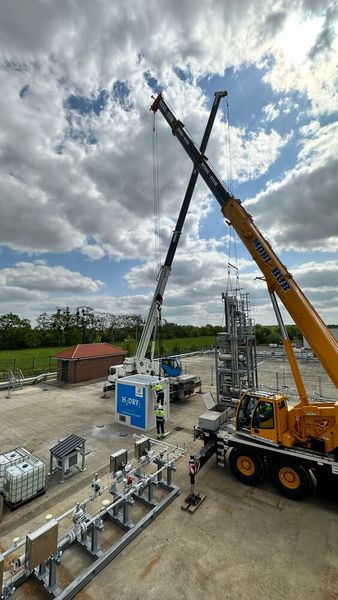 Die H2dry-Anlage wurde auf einem Sattelschlepper von Cloppenburg nach Rüdersdorf transportiert. (Bild: Nadine Auras)