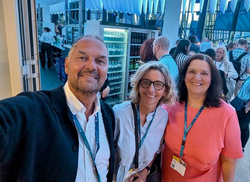 Thomas Peter (Reiner SCT) mit den IT-BUSINESS-Ladies Stephanie Steen und Lilli Kos (Bild: Vogel IT-Medien GmbH)