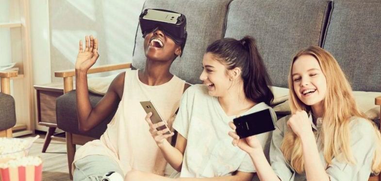 Angereicherte und erweiterte Realität ist einer von vier Megatrends, die durch das Weltwirtschaftsforum identifiziert wurden. „Mixed Reality“-Erlebnisse, die Virtuelle Realität (VR) und Augmented Reality (AR) kombinieren, eröffnen uns bei Unterhaltung, Reisen oder Sport neue Möglichkeiten. (Samsung)