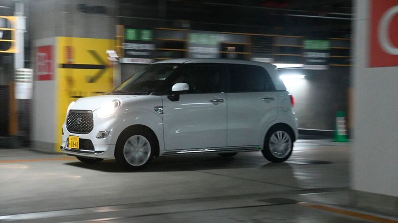 Der Toyota Pixis Joy ist knapp 3,40 Meter kurz, schmal wie ein Einkaufswagen mit Dach, der Motor irgendwo zwischen Rasenmäher und Fortbewegungsmittel. (Bild: SP-X/Benjamin Bessinger)