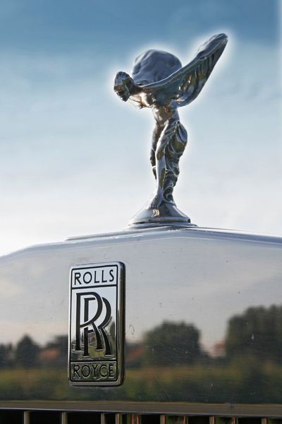 Die „Spirt of Ecstasy“ ging auf Tauchstation – eine echte Neuheit. Bei Bedarf konnte sich die Dame hinter die Kühlermaske zurückziehen. (Wolfgang Blaube)