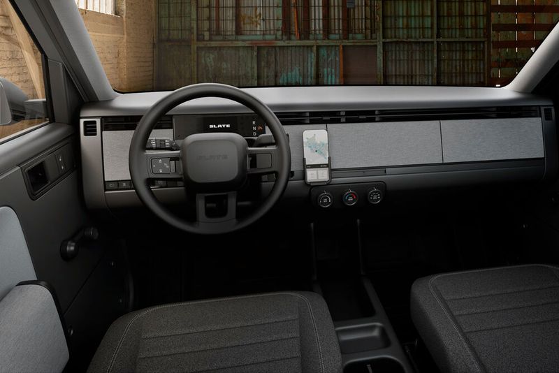 Das Cockpit von Slate ist ebenfalls sehr reduziert. (Bild: Slate Auto)