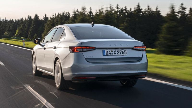 Die Skoda Superb Limousine kommt nicht etwa mit einem einfachen Kofferraumdeckel, sondern als Fließheck mit oben angeschlagener Heckklappe. (Bild: Skoda)