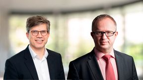 Steffen Greiner (l., Ads-Tec) und Dr.-Ing. Thomas Sinnwell (Consistec) haben eine strategische Partnerschaft zur besseren Absicherung von OT-Umgebungen geschlossen. (Bild: Ads-Tec / Consistec / bearbeitet mit Canva)