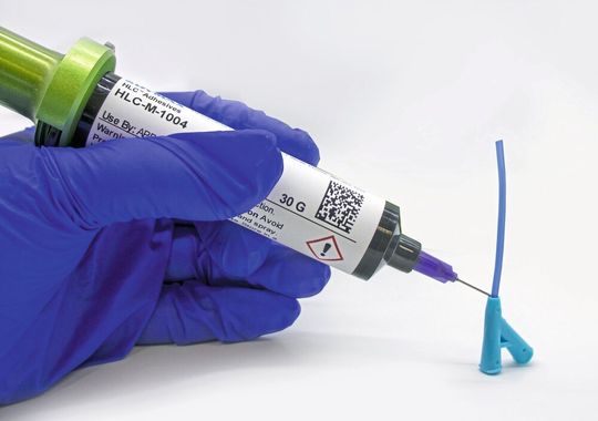 Dymax erweitert sein HLC-Klebstoffportfolio um den neuen medizinischen Klebstoff HLC-M-1004.(Bild:  Dymax Europe GmbH)