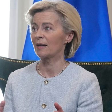Ursula von der Leyen ist sehr stolz auf einige Ergebnisse im Rahmen der Zollverhandlungen zwischen der EU und den USA. Dabei wurde aber auch zugesagt, dass Hunderte von Milliarden in Energie aus den USA investiert werden sollen. Einige sind darüber so gar nicht erfreut ... (Bild: AP)