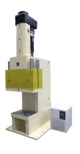 Die von TOX Pressotechnik auf Kundenanfrage passende C-Gestell-Presse erzeugt Presskräfte bis 1000 kN. (TOX)